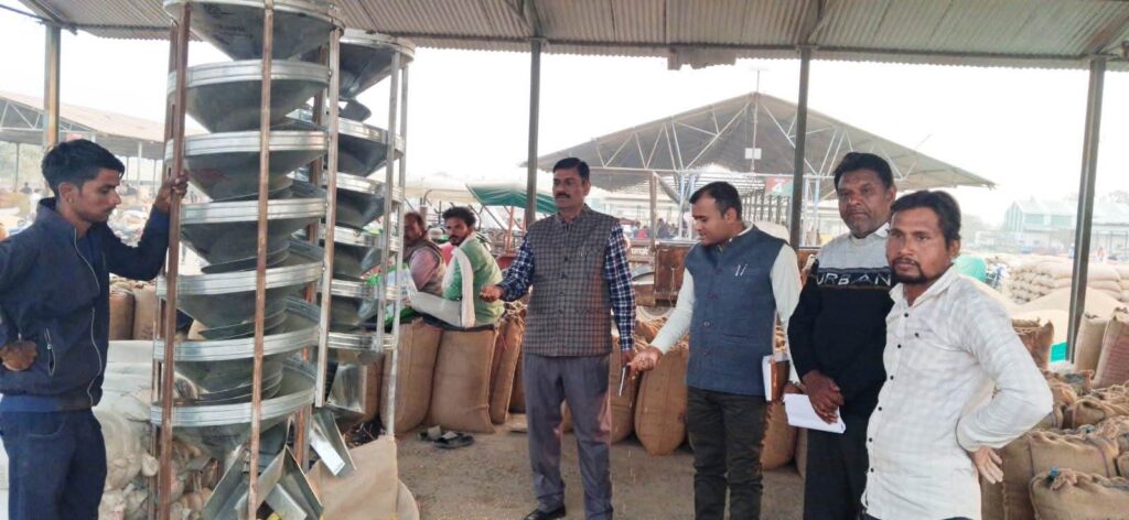 पथरिया कृषि उपज मंडी में 4 दिन से अनाज बेचने पहुंचे किसान ने सुनाई आपबीती - मौके पर पहुंचे अधिकारी