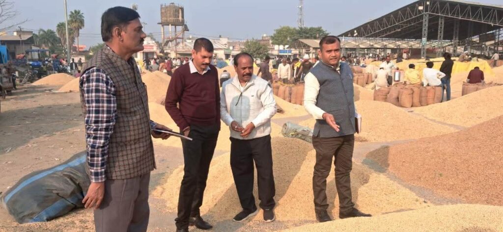पथरिया कृषि उपज मंडी में 4 दिन से अनाज बेचने पहुंचे किसान ने सुनाई आपबीती - मौके पर पहुंचे अधिकारी