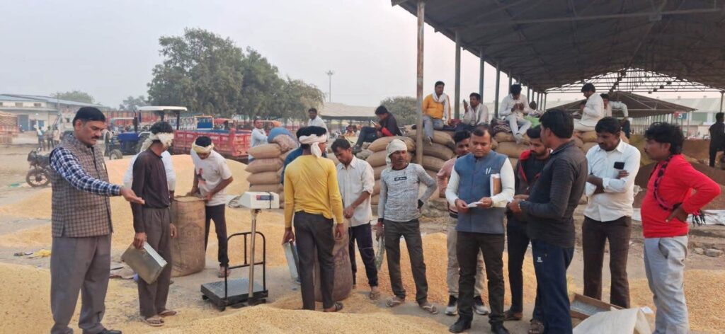पथरिया कृषि उपज मंडी में 4 दिन से अनाज बेचने पहुंचे किसान ने सुनाई आपबीती - मौके पर पहुंचे अधिकारी