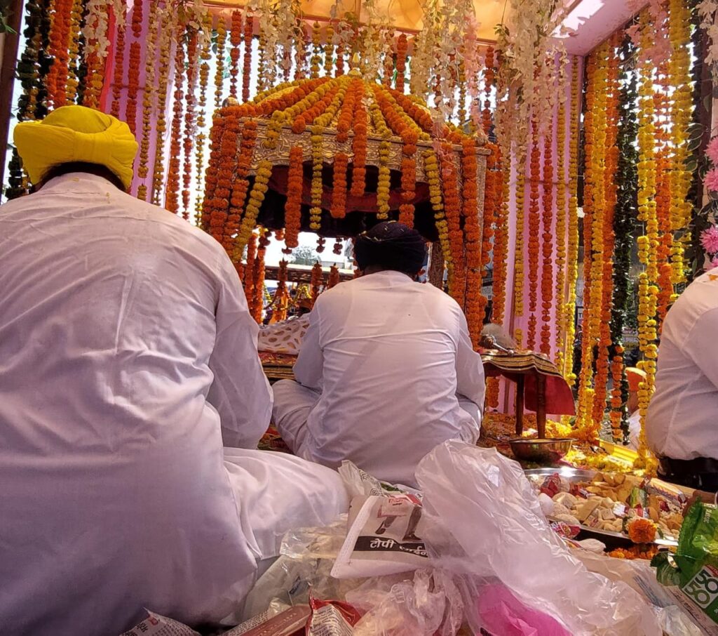 गुरु नानक देव जी के प्रकाश पर्व पर निकला नगर कीर्तन : पंच प्यारो का स्वागत