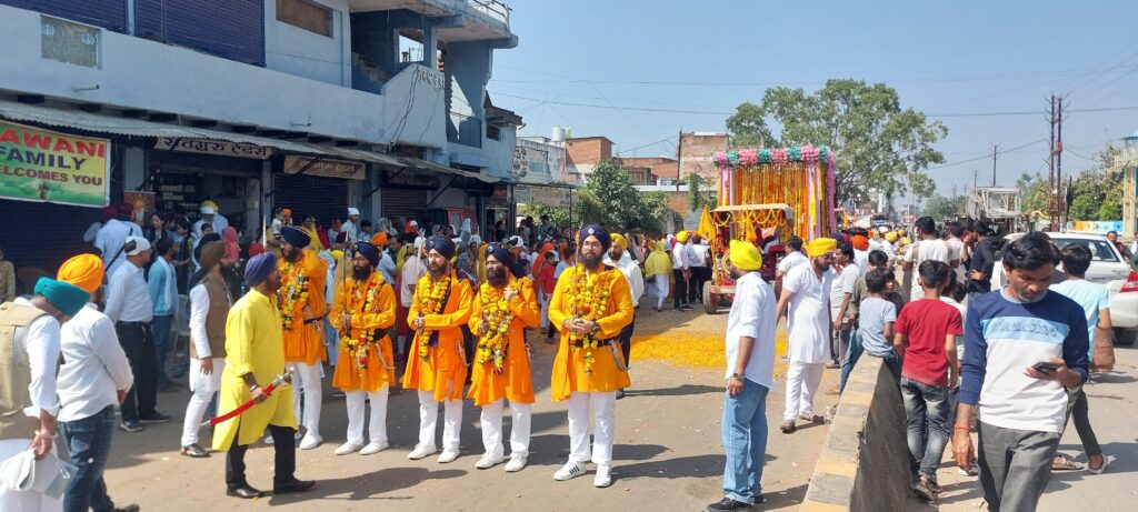 गुरु नानक देव जी के प्रकाश पर्व पर निकला नगर कीर्तन : पंच प्यारो का स्वागत