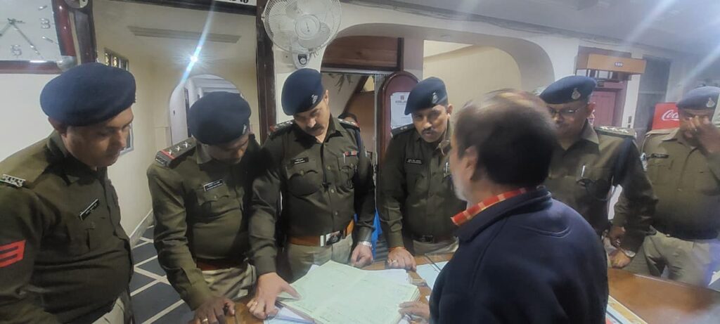 दिल्ली ब्लास्ट के बाद दमोह में पुलिस अलर्ट - डॉग स्क्वायड व मेटल डिटेक्टर से जांच दिल्ली ब्लास्ट के बाद दमोह में पुलिस अलर्ट - डॉग स्क्वायड व मेटल डिटेक्टर से जांच