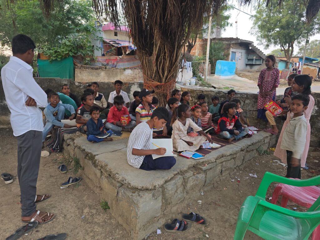 चौकी प्रभारी आनंद कुमार बने शिक्षक - चौकी में शाला त्यागी बच्चों की लगा रहे पाठशाला चौकी प्रभारी आनंद कुमार बने शिक्षक - चौकी में शाला त्यागी बच्चों की लगा रहे पाठशाला