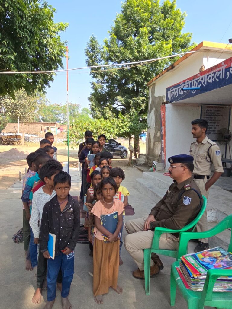 चौकी प्रभारी आनंद कुमार बने शिक्षक - चौकी में शाला त्यागी बच्चों की लगा रहे पाठशाला चौकी प्रभारी आनंद कुमार बने शिक्षक - चौकी में शाला त्यागी बच्चों की लगा रहे पाठशाला