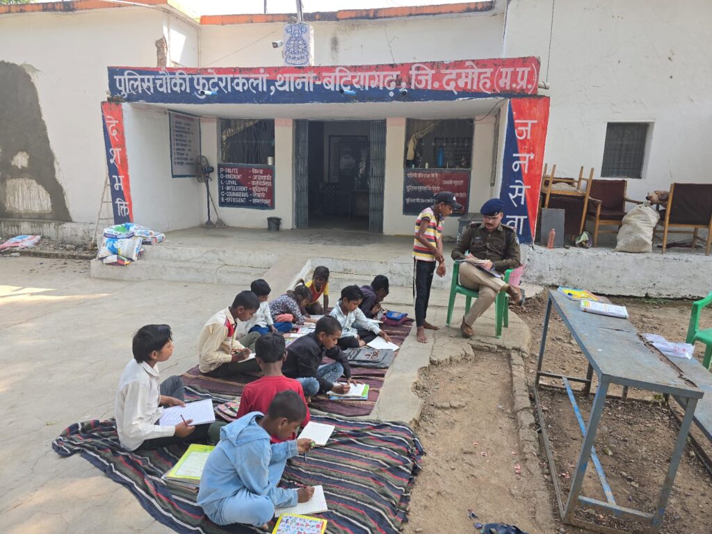 चौकी प्रभारी आनंद कुमार बने शिक्षक - चौकी में शाला त्यागी बच्चों की लगा रहे पाठशाला चौकी प्रभारी आनंद कुमार बने शिक्षक - चौकी में शाला त्यागी बच्चों की लगा रहे पाठशाला