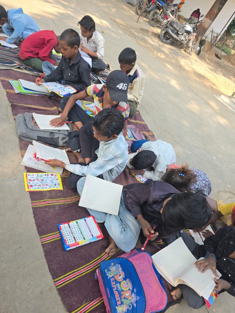 चौकी प्रभारी आनंद कुमार बने शिक्षक - चौकी में शाला त्यागी बच्चों की लगा रहे पाठशाला चौकी प्रभारी आनंद कुमार बने शिक्षक - चौकी में शाला त्यागी बच्चों की लगा रहे पाठशाला