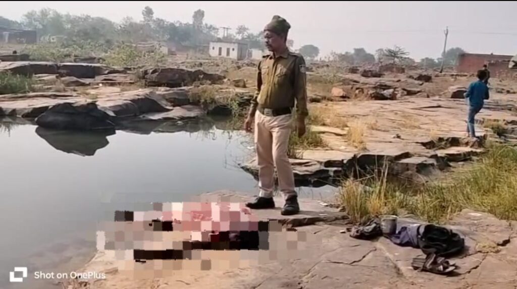 नहाने गए युवक का नाले में शव मिलने से सनसनी - हत्या या आत्महत्या जांच में जुटी पुलिस
