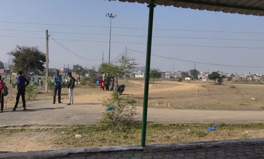 शव वाहन के लिए घंटों भटके परिजन, ऑटो से जिला अस्पताल पहुंचे - सिस्टम की लापरवाही फिर उजागर शव वाहन के लिए घंटों भटके परिजन, ऑटो से जिला अस्पताल पहुंचे - सिस्टम की लापरवाही फिर उजागर