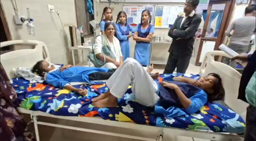 टौरी मिडिल स्कूल की 2 बच्चियों की तबियत बिगड़ी, जहर मिलाने की आशंका