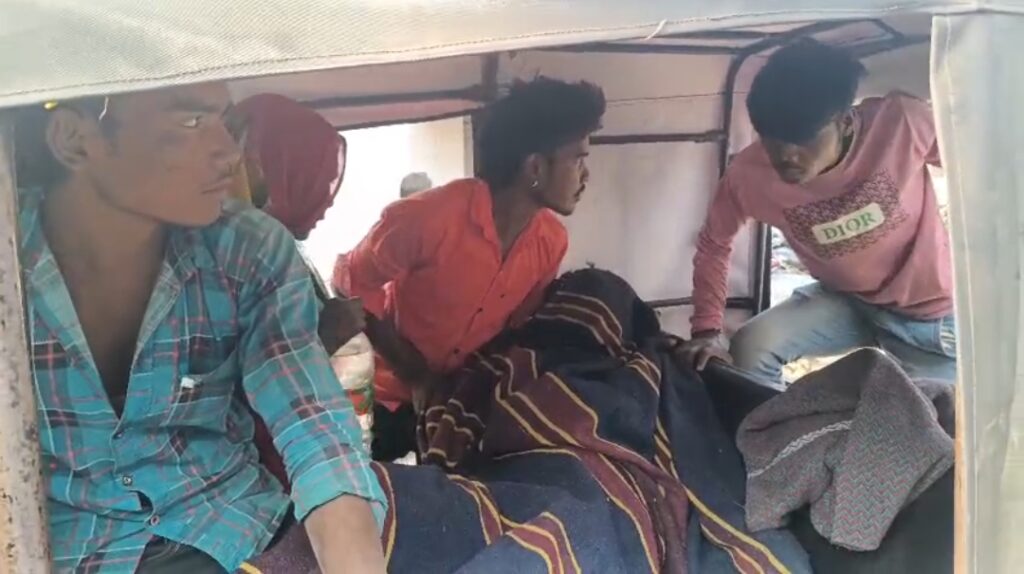 शव वाहन के लिए घंटों भटके परिजन, ऑटो से जिला अस्पताल पहुंचे - सिस्टम की लापरवाही फिर उजागर शव वाहन के लिए घंटों भटके परिजन, ऑटो से जिला अस्पताल पहुंचे - सिस्टम की लापरवाही फिर उजागर