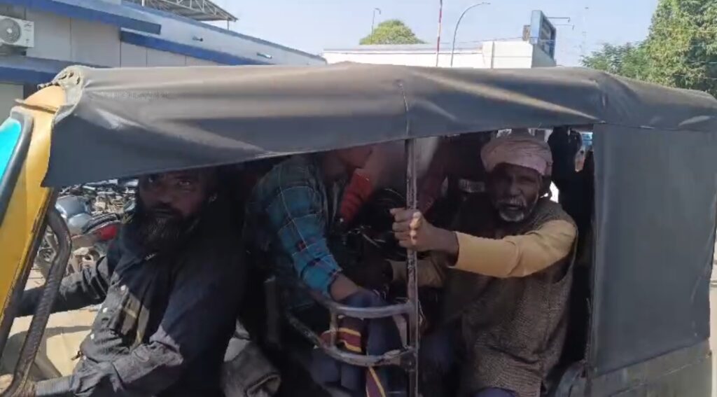 शव वाहन के लिए घंटों भटके परिजन, ऑटो से जिला अस्पताल पहुंचे - सिस्टम की लापरवाही फिर उजागर शव वाहन के लिए घंटों भटके परिजन, ऑटो से जिला अस्पताल पहुंचे - सिस्टम की लापरवाही फिर उजागर