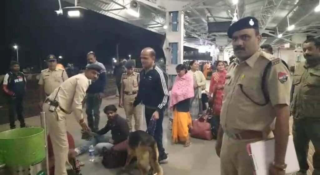 दिल्ली ब्लास्ट के बाद दमोह में पुलिस अलर्ट - डॉग स्क्वायड व मेटल डिटेक्टर से जांच दिल्ली ब्लास्ट के बाद दमोह में पुलिस अलर्ट - डॉग स्क्वायड व मेटल डिटेक्टर से जांच
