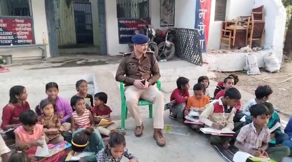 चौकी प्रभारी आनंद कुमार बने शिक्षक - चौकी में शाला त्यागी बच्चों की लगा रहे पाठशाला चौकी प्रभारी आनंद कुमार बने शिक्षक - चौकी में शाला त्यागी बच्चों की लगा रहे पाठशाला