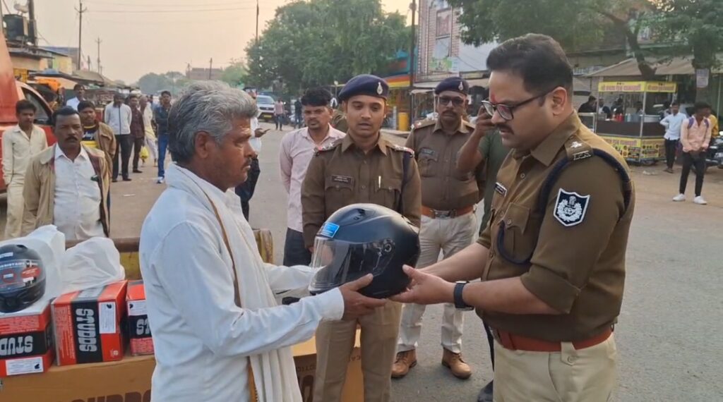 सड़क दुर्घटनाएं रोकने पुलिस करेगी 1000 हेलमेट वितरित - हेलमेट वितरित कर एसपी ने की यह अपील