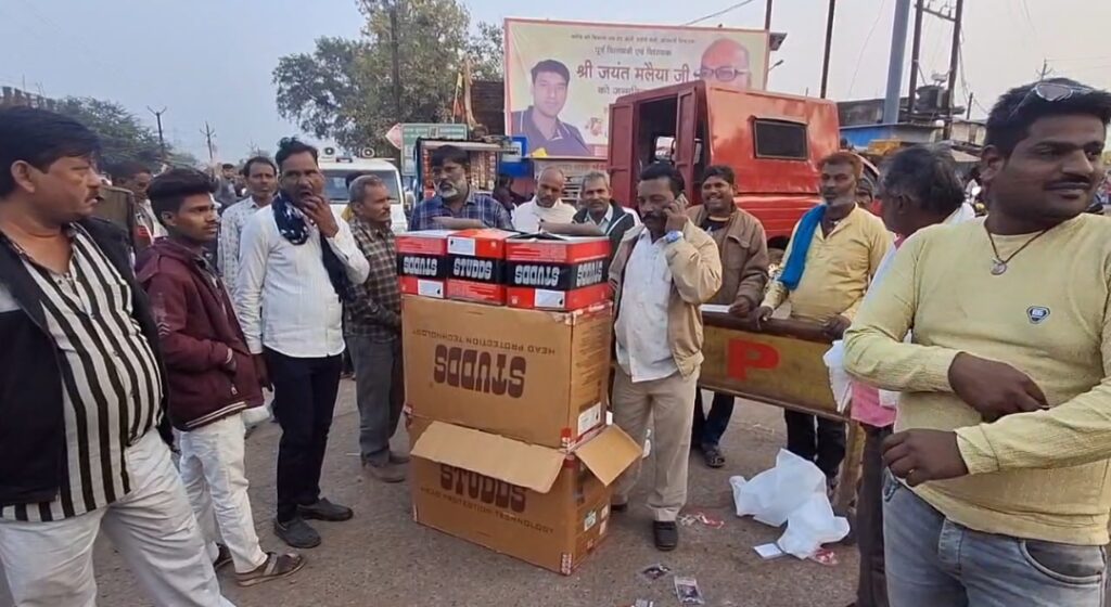 सड़क दुर्घटनाएं रोकने पुलिस करेगी 1000 हेलमेट वितरित - हेलमेट वितरित कर एसपी ने की यह अपील