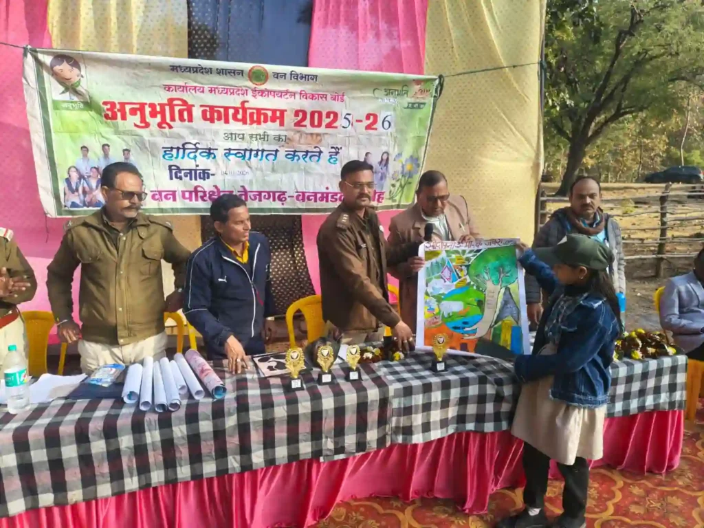 जोगन कुंड में अनुभूति कार्यक्रम का हुआ आयोजन, रेंजर नीरज पांडे के द्वारा दी गई छात्र-छात्राओं को रोचक जानकारी जोगन कुंड में अनुभूति कार्यक्रम का हुआ आयोजन, रेंजर नीरज पांडे के द्वारा दी गई छात्र-छात्राओं को रोचक जानकारी