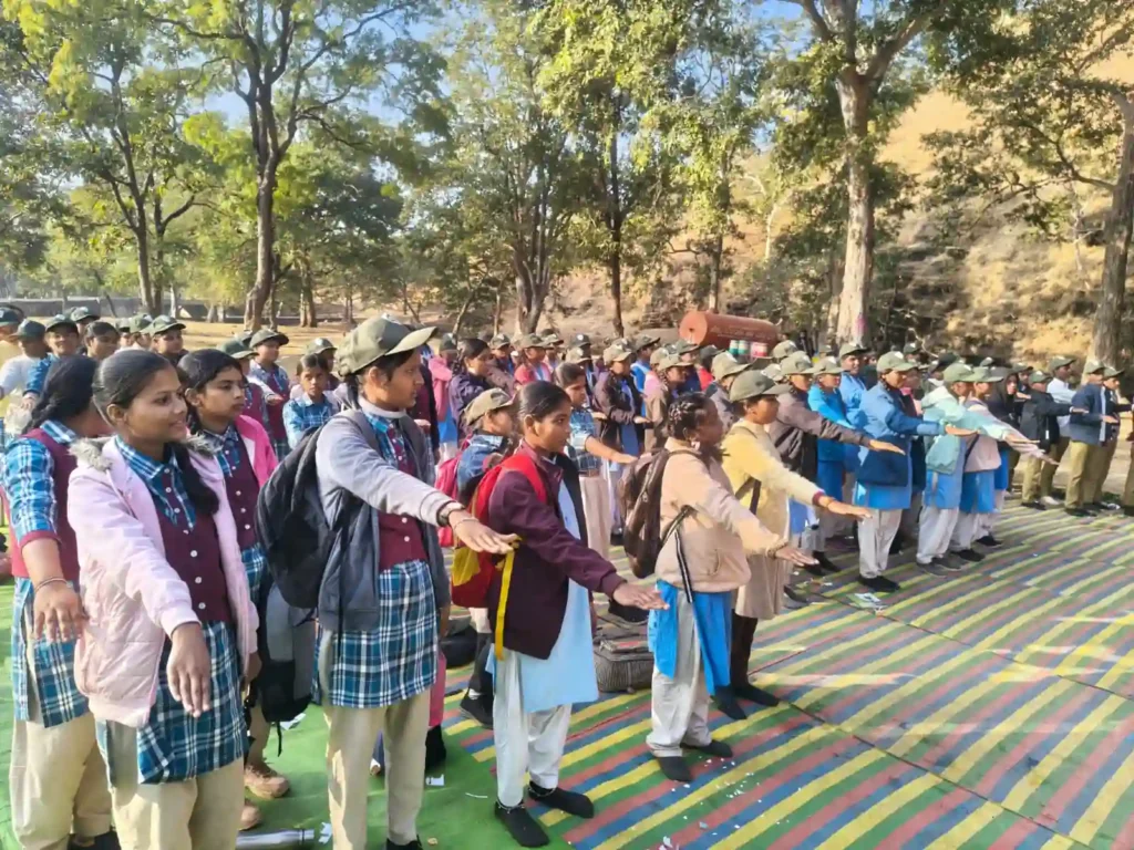 जोगन कुंड में अनुभूति कार्यक्रम का हुआ आयोजन, रेंजर नीरज पांडे के द्वारा दी गई छात्र-छात्राओं को रोचक जानकारी जोगन कुंड में अनुभूति कार्यक्रम का हुआ आयोजन, रेंजर नीरज पांडे के द्वारा दी गई छात्र-छात्राओं को रोचक जानकारी